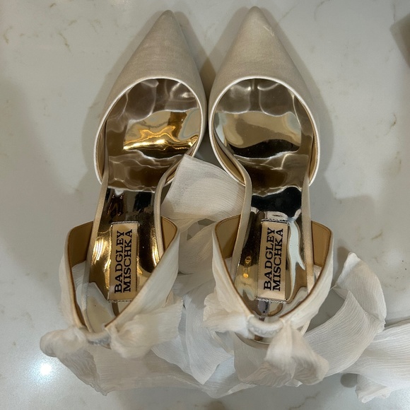 Badgley Mischka Women's Blaze Pump, White Satin - Picture 1 of 4